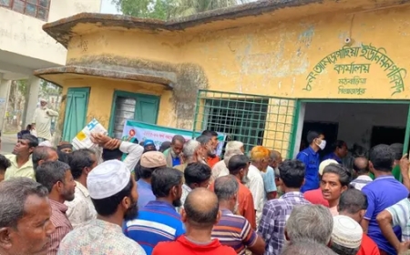 ভিজিএফ চাল বিতরণে টাকা আদায়ের অভিযোগ, মঠবাড়িয়ায় জেলেদের বিক্ষোভ