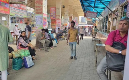 যাত্রী সংকটে গাবতলী টার্মিনাল, কাউন্টারে পরিবহন শ্রমিকদের হাঁক-ডাক
