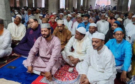 বৃষ্টি উপেক্ষা করে ঐতিহাসিক ষাটগম্বুজ মসজিদে হাজারো মুসল্লির ঈদের জামাত