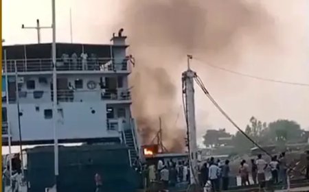 পাটুরিয়ায় ঘাট ছাড়ার পর ফেরিতে আগুন, আতঙ্কে যাত্রীরা