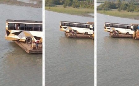বাউফলে ফেরির বাইরে ঝুলছে সাকুরা পরিবহনের বাস