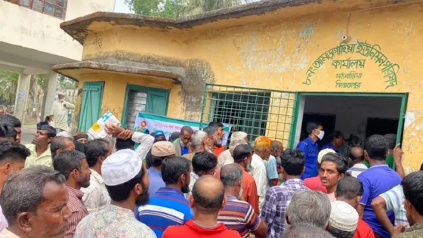 ভিজিএফ চাল বিতরণে টাকা আদায়ের অভিযোগ, মঠবাড়িয়ায় জেলেদের বিক্ষোভ