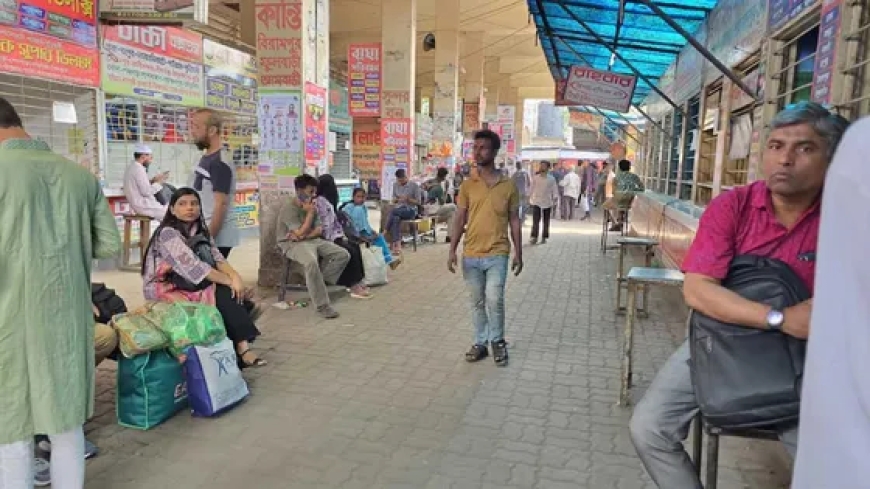 যাত্রী সংকটে গাবতলী টার্মিনাল, কাউন্টারে পরিবহন শ্রমিকদের হাঁক-ডাক