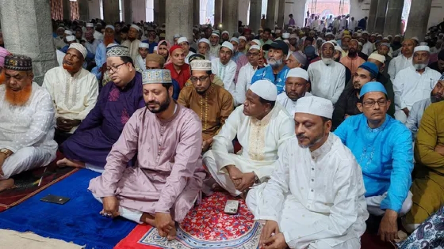 বৃষ্টি উপেক্ষা করে ঐতিহাসিক ষাটগম্বুজ মসজিদে হাজারো মুসল্লির ঈদের জামাত