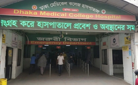 ঢামেকে চিকিৎসকদের সঙ্গে ঢাবি শিক্ষার্থীদের সংঘর্ষ: জরুরি সেবা বন্ধ