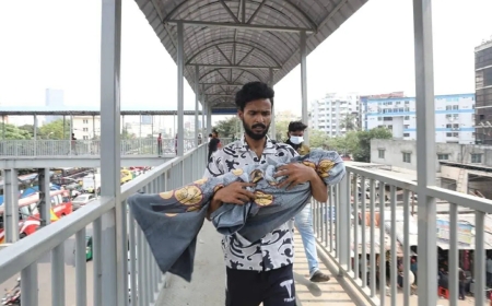 রাজধানীতে হামে মৃত শিশু নিয়ে যাচ্ছেন যুবক, ছবি ভাইরাল