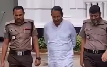 ইনুকে ‘টেনশন কইরেন না’ বলে শাস্তির মুখে ২ পুলিশ সদস্য