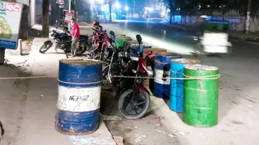লাইনে মোটরসাইকেল দাঁড় করিয়ে গেস্ট হাউজে রাত কাটালেন চালকরা