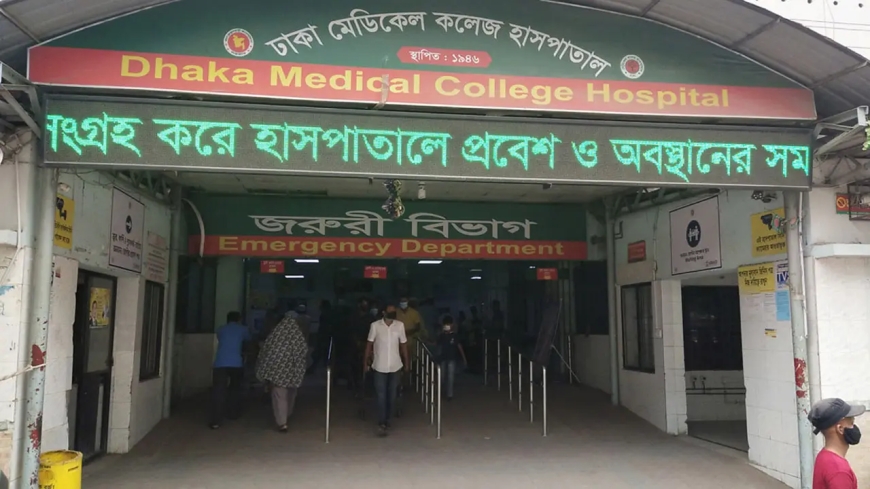 ঢামেকে চিকিৎসকদের সঙ্গে ঢাবি শিক্ষার্থীদের সংঘর্ষ: জরুরি সেবা বন্ধ