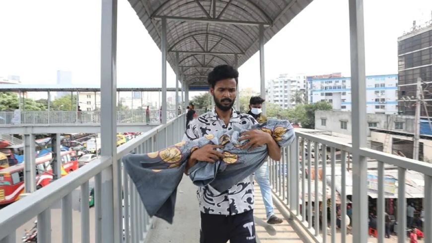 রাজধানীতে হামে মৃত শিশু নিয়ে যাচ্ছেন যুবক, ছবি ভাইরাল