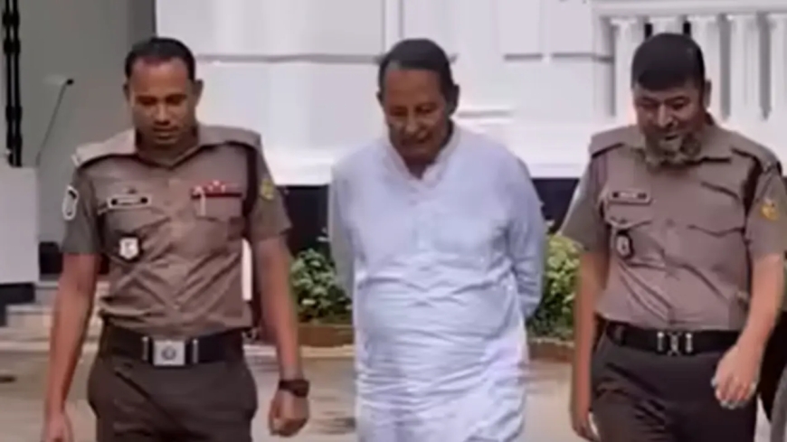 ইনুকে ‘টেনশন কইরেন না’ বলে শাস্তির মুখে ২ পুলিশ সদস্য