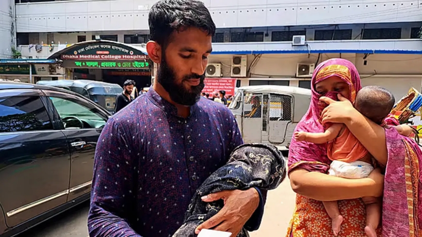 টাকা জোগাড় করে আসার পর মেয়েটাই মারা গেল: ঢামেকে রাইসার নিথর দেহ কোলে বাবার আকুতি