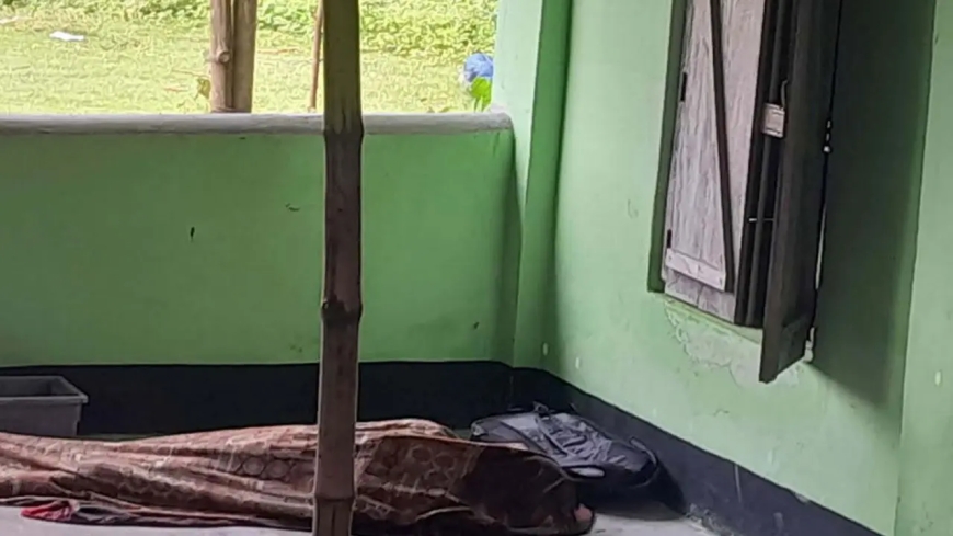 খুলনায় মসজিদের বারান্দায় দিনমজুরের রক্তাক্ত মরদেহ উদ্ধার: মাথায় ইটের আঘাত ও গলাকাটা চিহ্ন