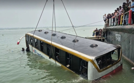 পদ্মায় ডুবে যাওয়া বাস উদ্ধার, কোনো হতাহতের ঘটনা ঘটেনি