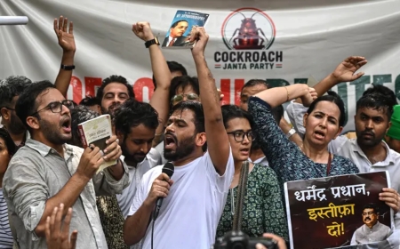দিল্লিতে পরীক্ষা জালিয়াতির বিরুদ্ধে ‘ককরোচ জনতা পার্টি’র বিক্ষোভ, ৫ দফা দাবি