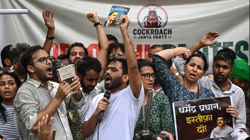 দিল্লিতে পরীক্ষা জালিয়াতির বিরুদ্ধে ‘ককরোচ জনতা পার্টি’র বিক্ষোভ, ৫ দফা দাবি