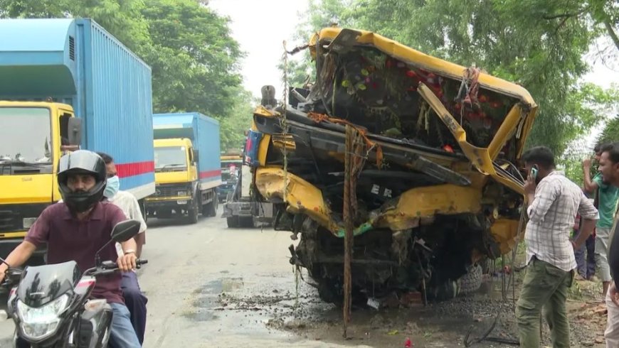 পাথরবোঝাই ট্রাক উলটে প্রাণ গেল দুজনের
