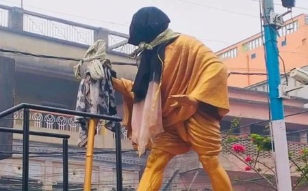 মহাত্মা গান্ধীর মূর্তির মুখে কালো কাপড়, উত্তপ্ত পশ্চিমবঙ্গ