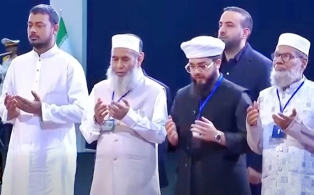 তেহরানের গ্র্যান্ড মোসাল্লায় খামেনির কফিনের সামনে দাঁড়িয়ে ১১ দলের প্রতিনিধিদের মোনাজাত