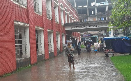 সামান্য বৃষ্টিতেই হাঁটু পানিতে তলিয়ে যায় চরফ্যাশন আদালত চত্বর