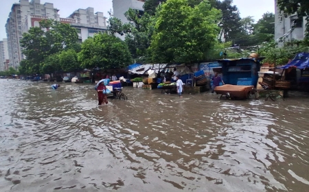 রাজধানীতে টানা বৃষ্টিতে জলাবদ্ধতা, চরম ভোগান্তি
