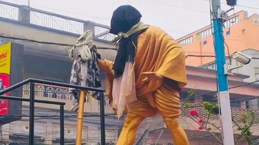 মহাত্মা গান্ধীর মূর্তির মুখে কালো কাপড়, উত্তপ্ত পশ্চিমবঙ্গ