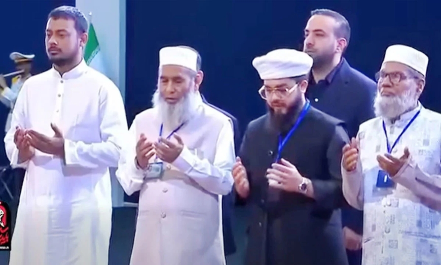 তেহরানের গ্র্যান্ড মোসাল্লায় খামেনির কফিনের সামনে দাঁড়িয়ে ১১ দলের প্রতিনিধিদের মোনাজাত