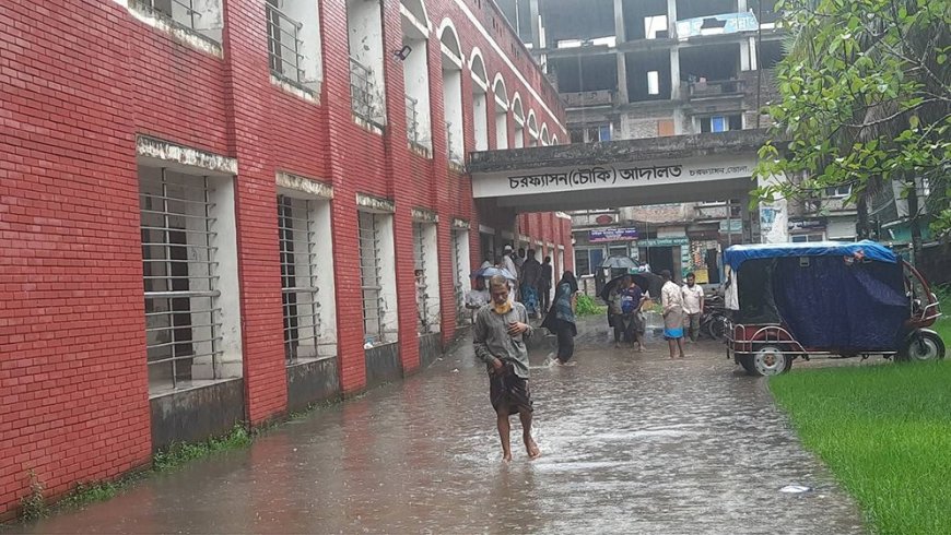 সামান্য বৃষ্টিতেই হাঁটু পানিতে তলিয়ে যায় চরফ্যাশন আদালত চত্বর