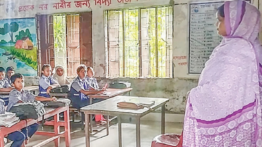 জেলায় শ্রেষ্ঠত্বের স্বীকৃতি পেলেও নেত্রকোনায় ফাটল ধরা ভবনে ঝুঁকিপূর্ণ পাঠদান