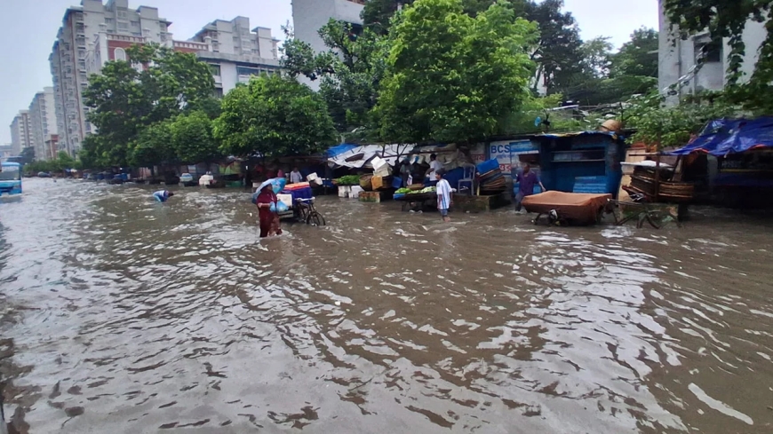 রাজধানীতে টানা বৃষ্টিতে জলাবদ্ধতা, চরম ভোগান্তি