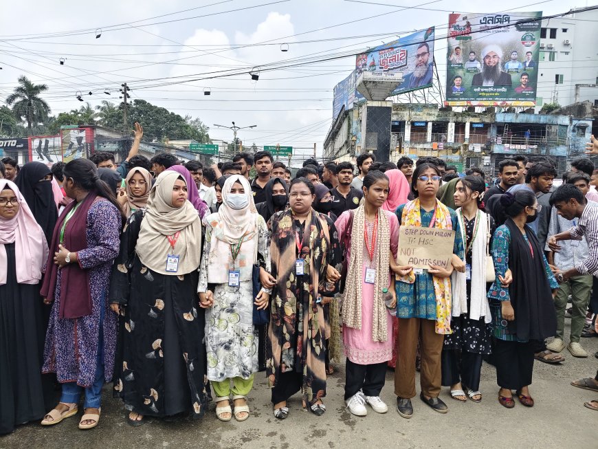 পরীক্ষা স্থগিত ও শিক্ষামন্ত্রীর পদত্যাগের দাবিতে উত্তাল বগুড়া