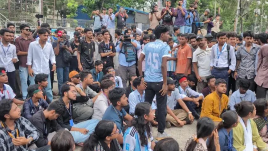 মন্ত্রীর পদত্যাগের দাবি থেকে সরে এলেন শিক্ষার্থীরা, নতুন ৬ দফা নিয়ে সচিবালয়ে প্রতিনিধি দল