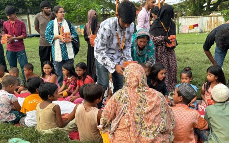 বগুড়া রেলস্টেশনে অসহায়দের জন্য নবজাগরণ ফাউন্ডেশনের খাবার বিতরণ