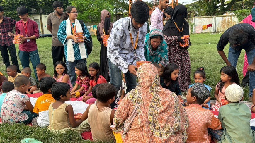 বগুড়া রেলস্টেশনে অসহায়দের জন্য নবজাগরণ ফাউন্ডেশনের খাবার বিতরণ