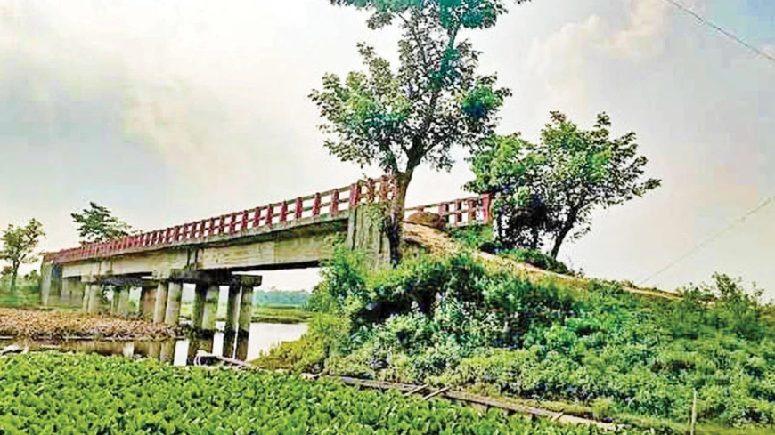 ২০ বছরেও শেষ হয়নি ডাকাতিয়া নদীর ব্রিজের কাজ