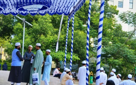 শহীদ মিনারের বেদিতে জুতা পায়ে বাংলাদেশ খেলাফত মজলিসের নেতা-কর্মীরা, উঠেছে প্রশ্ন